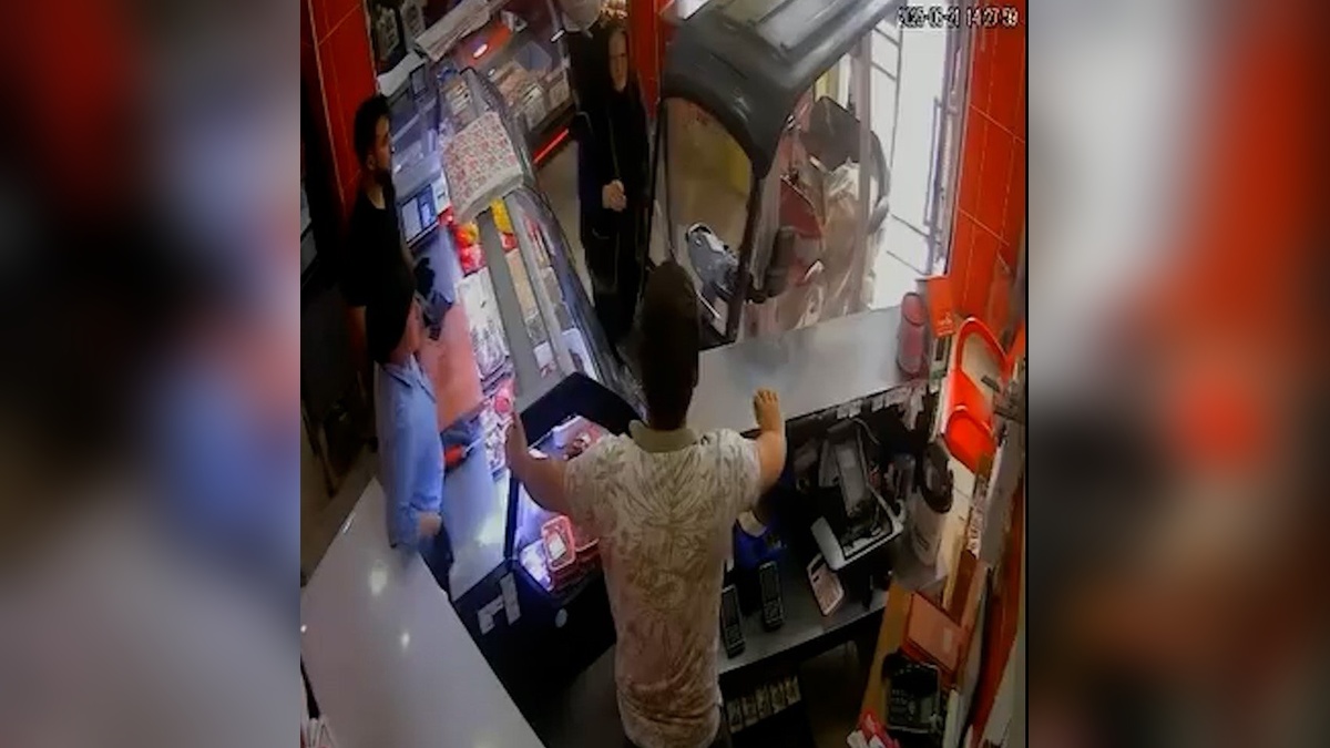 Bafra'da elektrikli bisiklet kasap dükkanına girdi