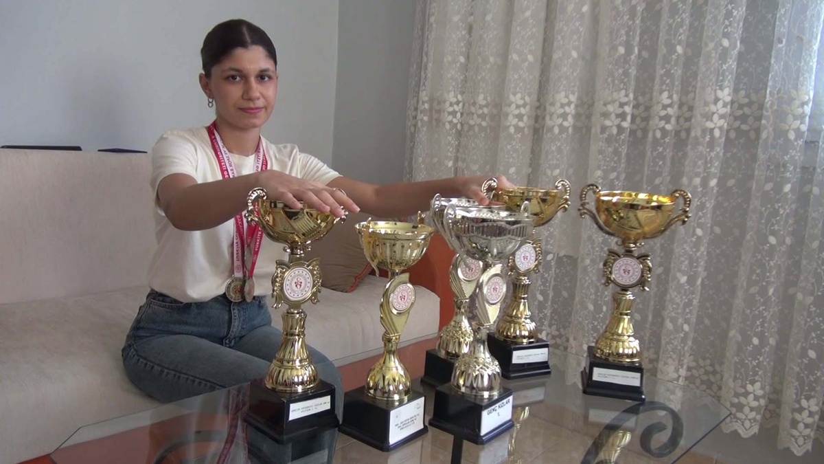 Ayşe Seçmen: Sokaklarda antrenman yaparak olimpiyat hayalini kovalıyor