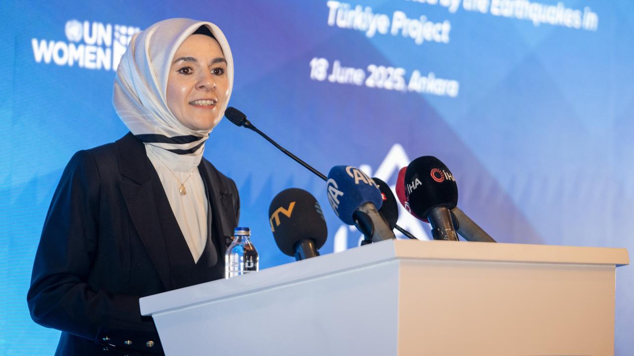 mahinur-ozdemir-goktasaa-2372152.jpg