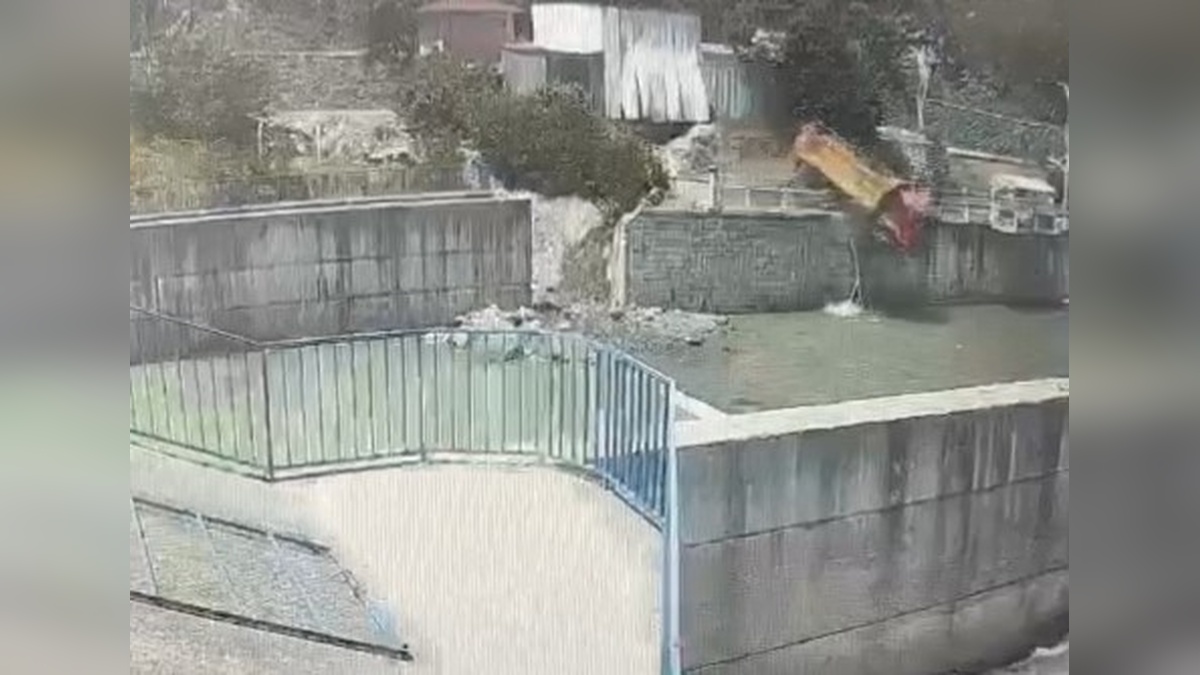 Artvin'de kamyon dereye düştü: Güvenlik kamerası kaydetti