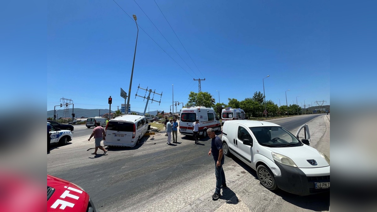 Fethiye'de trafik kazası: 12 yaralı