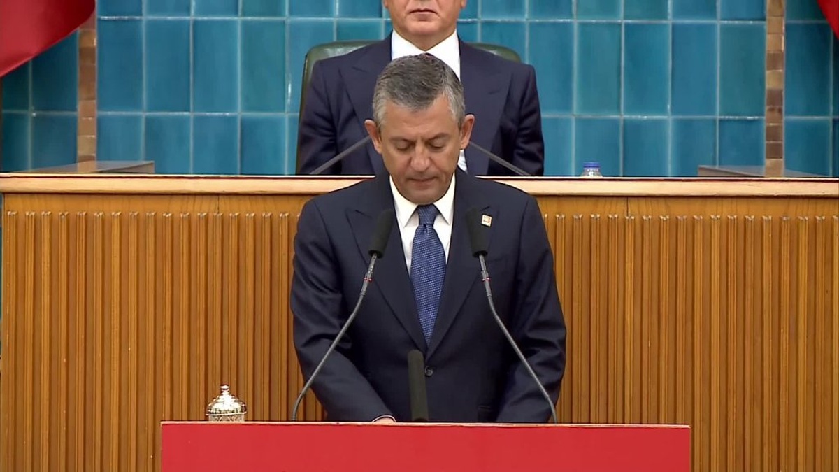Özgür Özel'den Erdoğan'a sert eleştiri: 'Asgari ücret 3 çeyrek altına düştü'