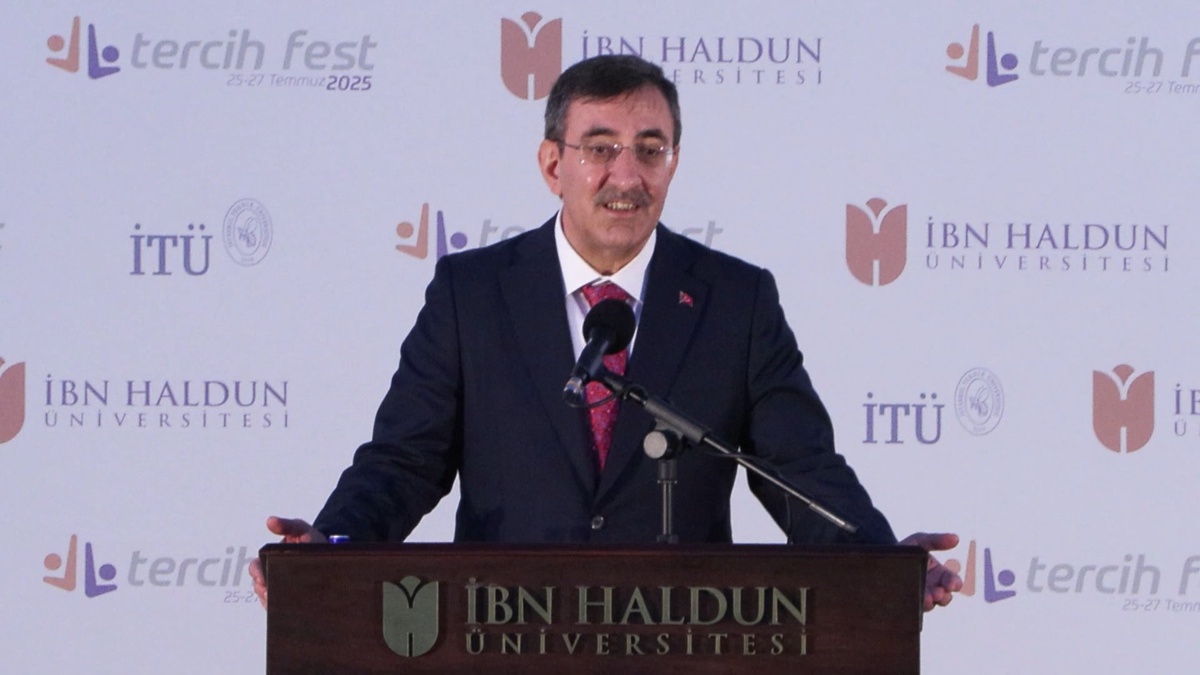 Cevdet Yılmaz İbn Haldun Üniversitesi'nde gençlerle buluştu: 'İnsana yatırım en kıymetli yatırım'