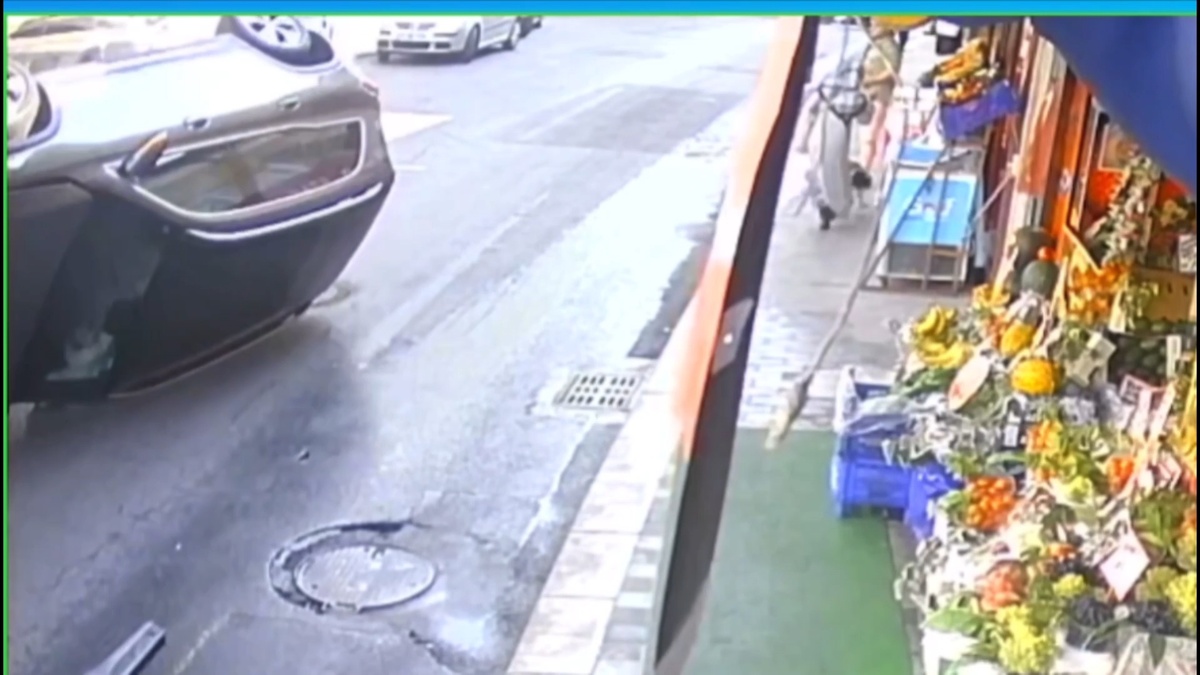 Sarıyer'de kaza: Cip, motosikletle çarpıştıktan sonra devrildi