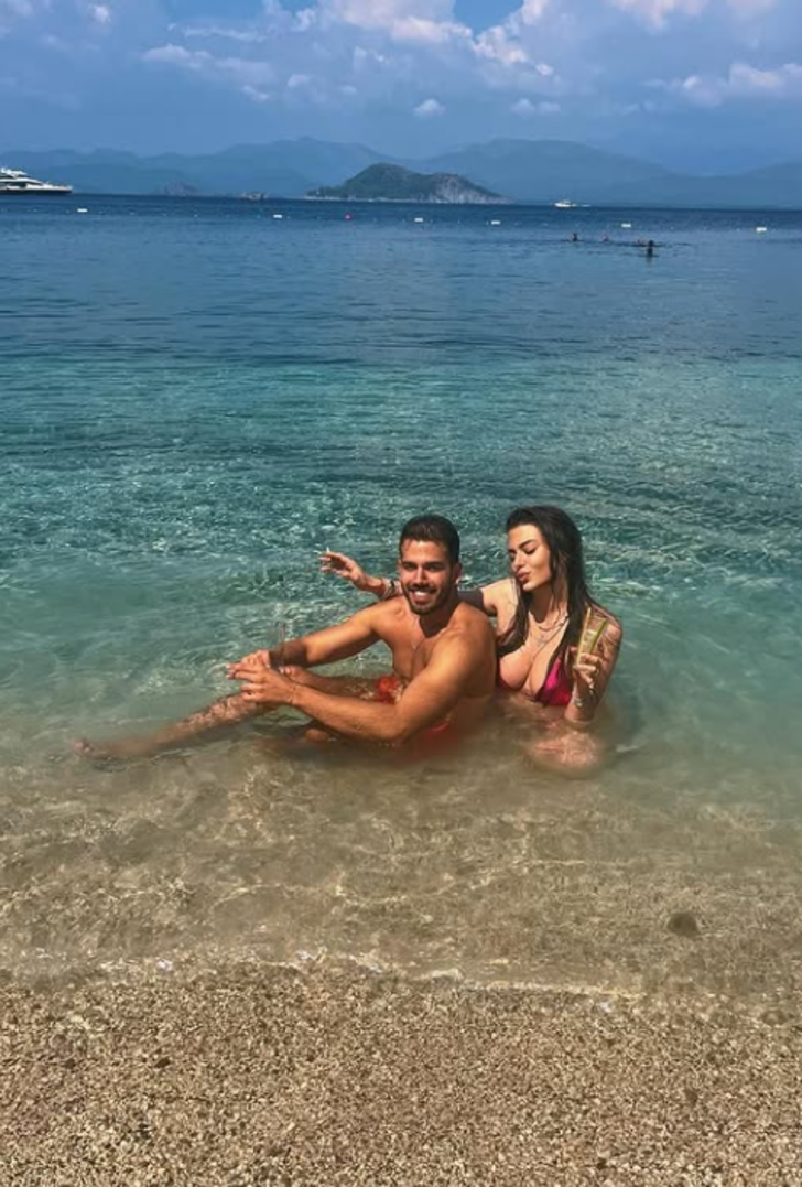 Derin Talu bu sefer sevgilisiyle denizin içinde oturdu! Pozlara yorum yağdı G2