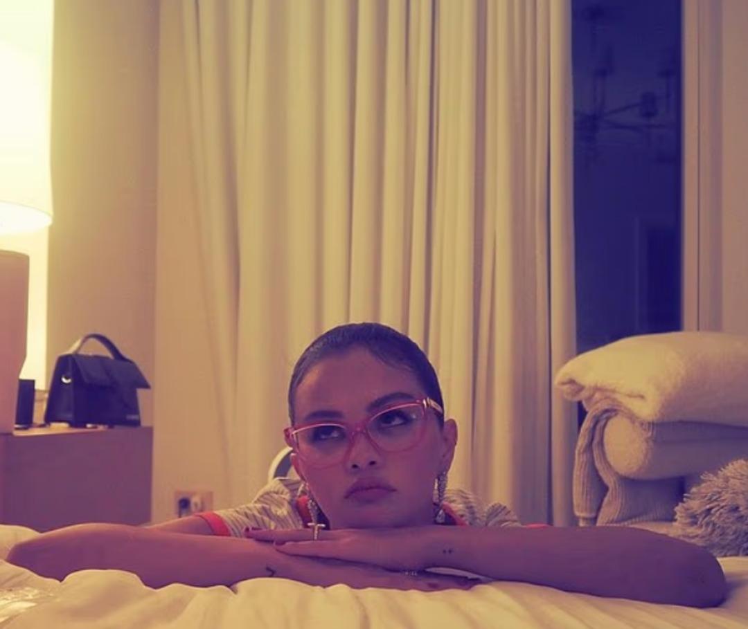 Selena Gomez otel odasından paylaştı! Cesur kare gündem oldu 1