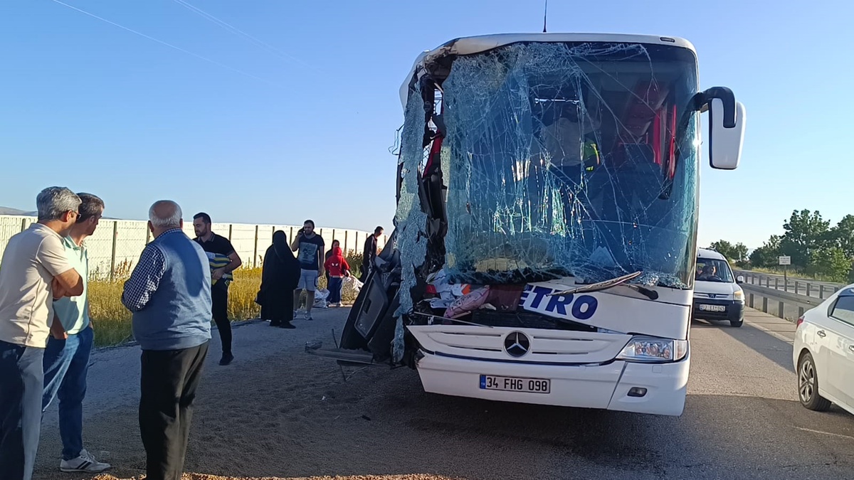 Sandıklı'da otobüs-TIR kazası: 9 yaralı
