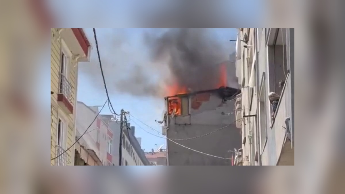 Küçükçekmece'de yangın: 4 katlı binanın çatısına sıçradı
