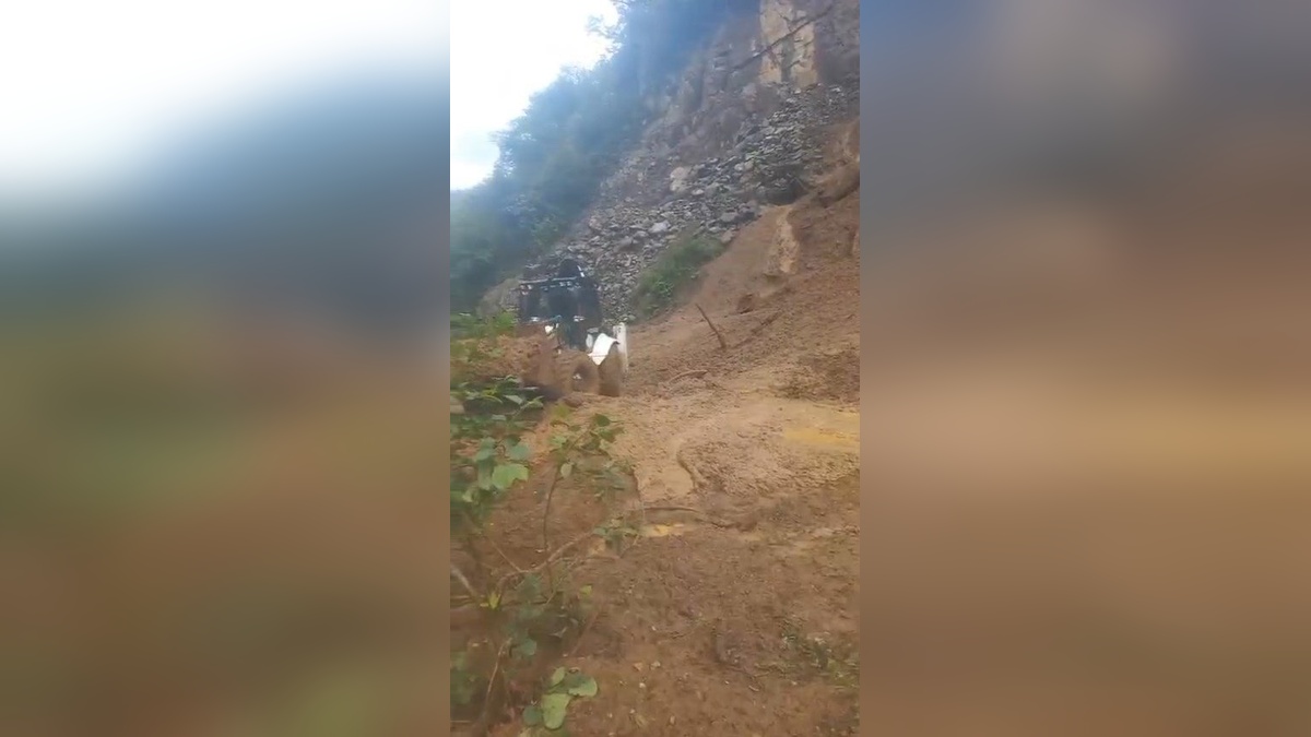 Rize'nin Fındıklı ilçesinde heyelan: Köy yolu ulaşıma kapandı
