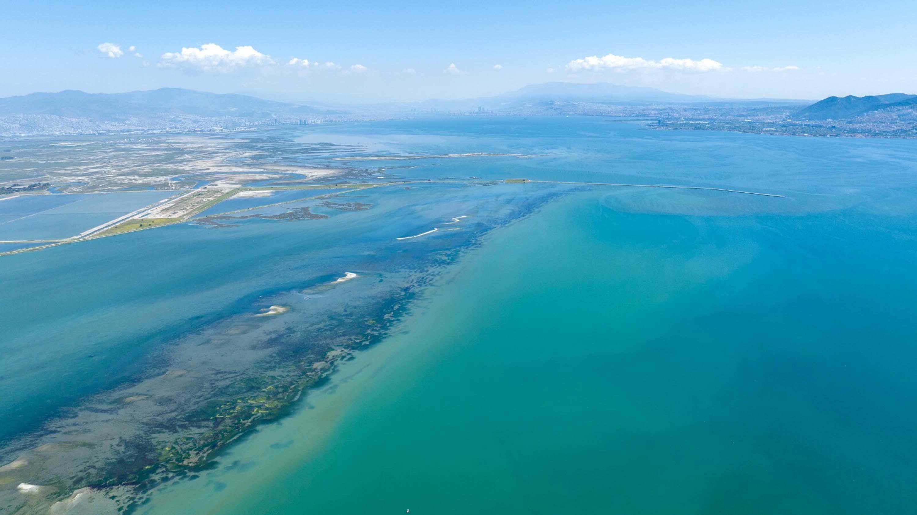 Izmir Korfezi Korkutan Deprem