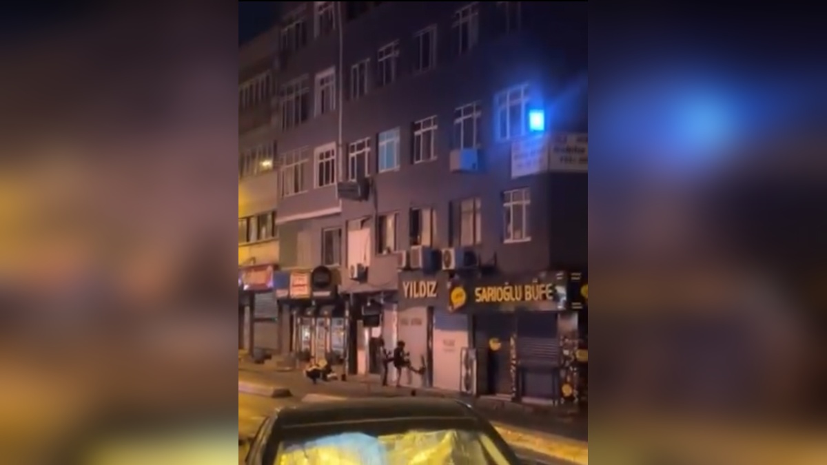 Beyoğlu'nda telefon tamirinden sonra kepenk tekmeleme olayı: 2 kadın gözaltına alındı