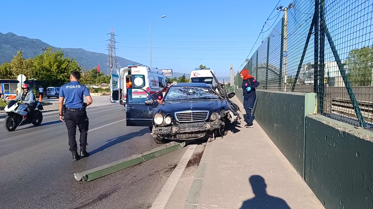 Bursa'da otomobil metro duvarına çarptı: 2 yaralı