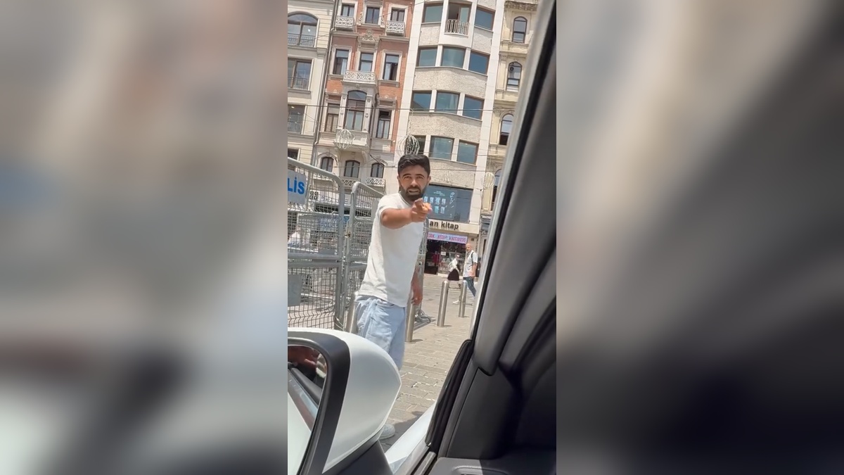 Beyoğlu'nda trafik tartışması: 'Yolun ortasında beni bekletemezsin'
