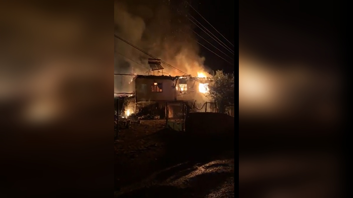 Zile'de yangın: 2 katlı ahşap ev kullanılamaz hale geldi