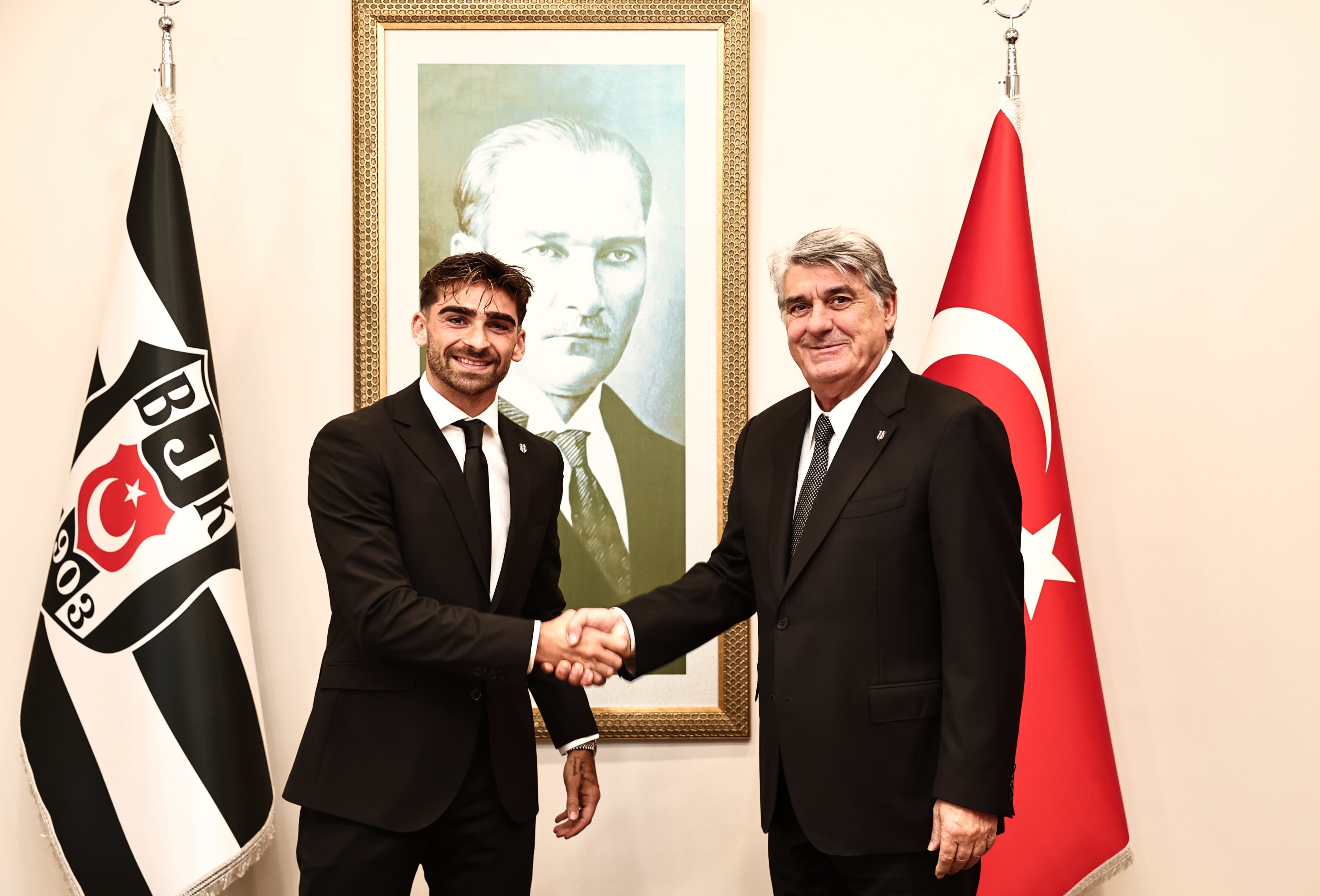 G0Pxc P4 W A A Eyju M