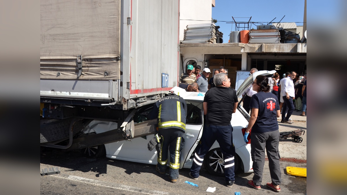 Serik'te TIR'a çarpan otomobildeki 4 kişi yaralandı
