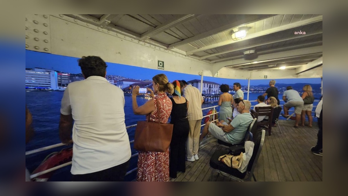 İzmir'de Rembetiko Gecesi: Tarihi Bergama Vapuru'nda müzik ziyafeti