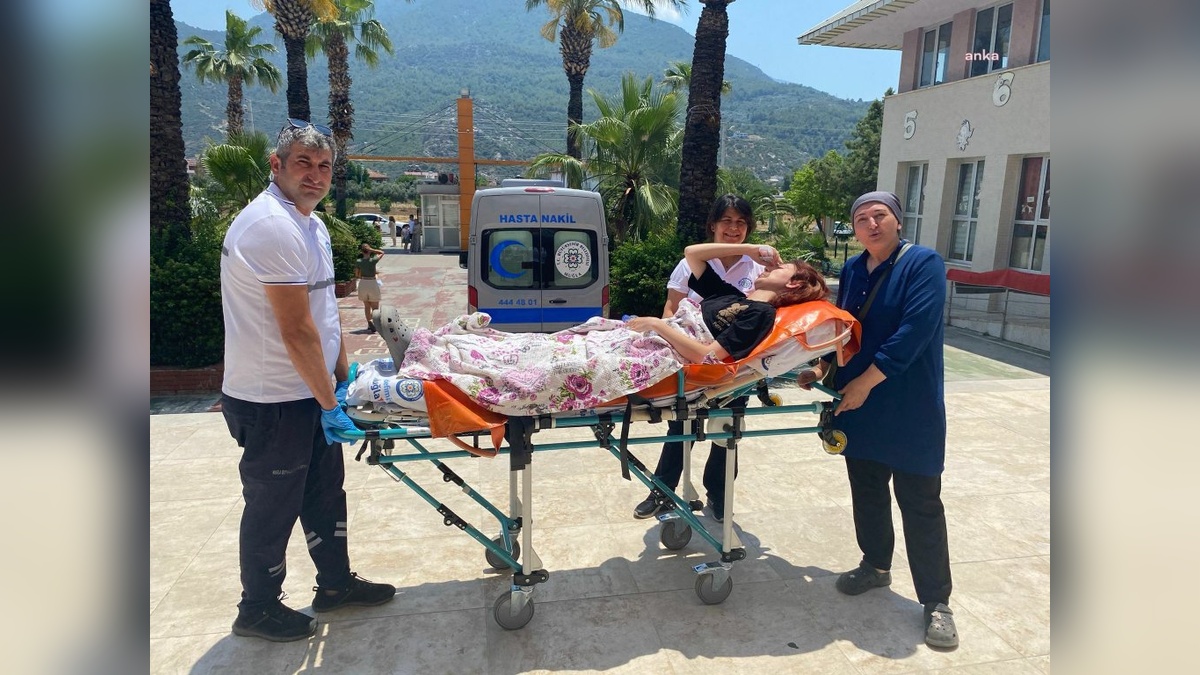 Fethiye'de yatağa bağımlı öğrenci İlayda Yenigün, belediye ambulansıyla üniversite sınavına girdi