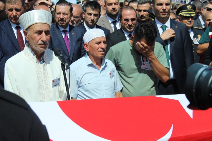 İzmir’de şehit düşen polislere son görev