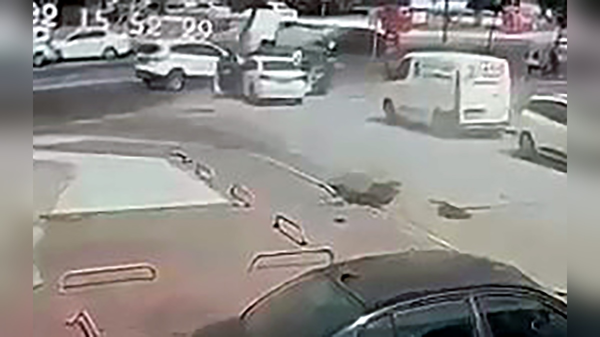 Adana'da uyuşturucu kaçakçısı polis aracına çarparak yakalandı