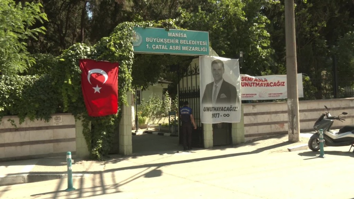 Manisa'nın yeni başkanı Dutlulu, Zeyrek'in mezarını ziyaret etti