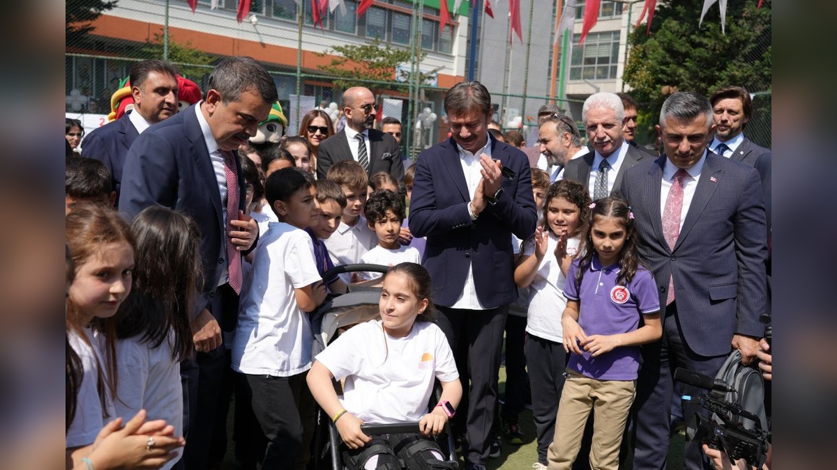 Bahçelievler'de karne dağıtım töreni: Başkan Bahadır öğrencilerle buluştu