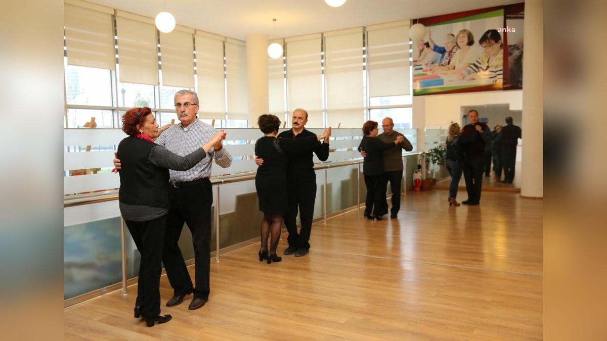 Karşıyaka'da ücretsiz salon dansları kursu