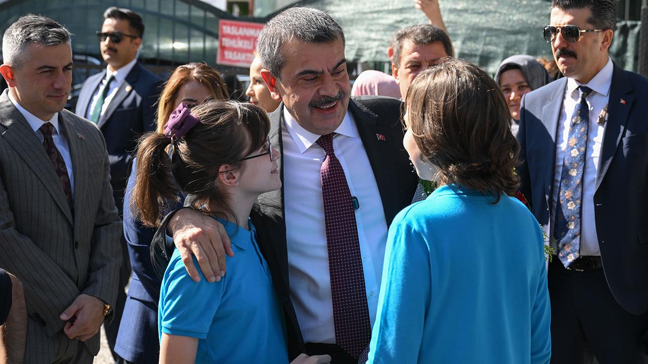 bakan-tekin-ogrenciler-aa-2372876.jpg