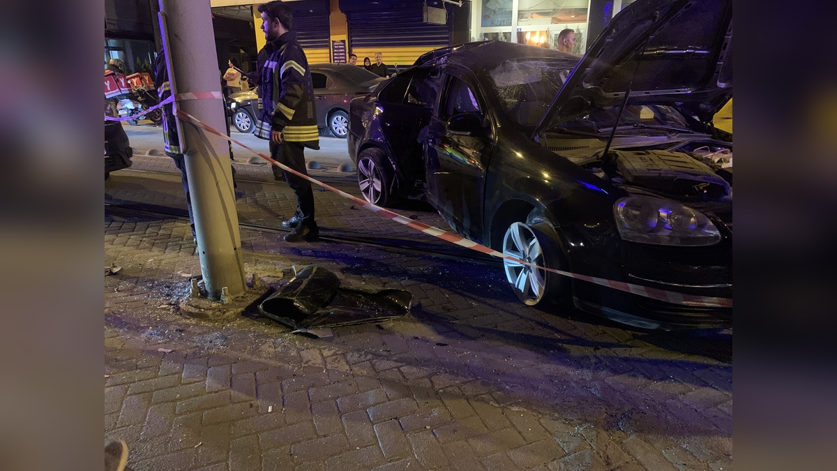 İzmit'te alkollü sürücü tramvay yoluna girdi: 2 yaralı