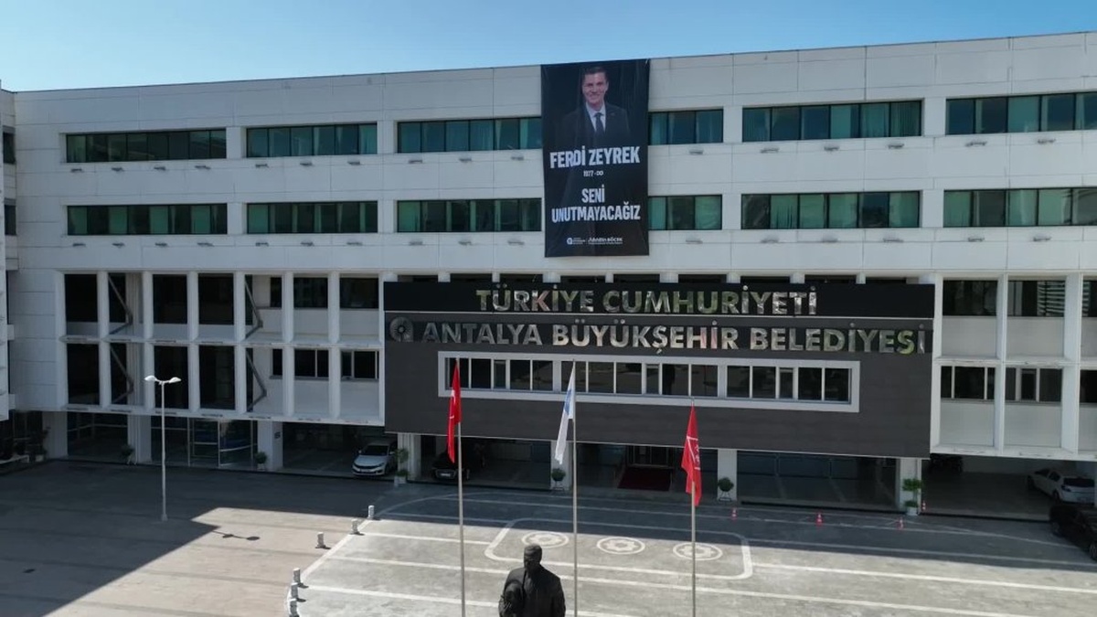 Antalya'da Ferdi Zeyrek anıldı: Başkan Böcek'ten duygusal konuşma