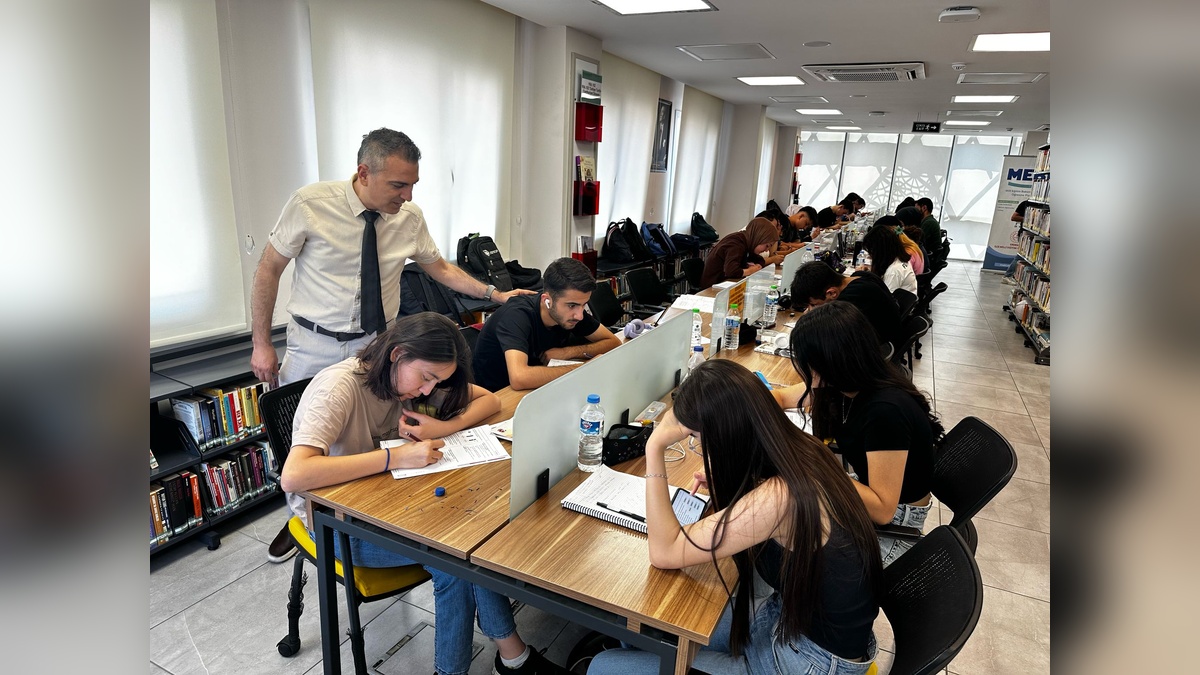 Erdemli Halk Kütüphanesi, YKS'ye hazırlanan öğrenciler için kamp alanı oldu