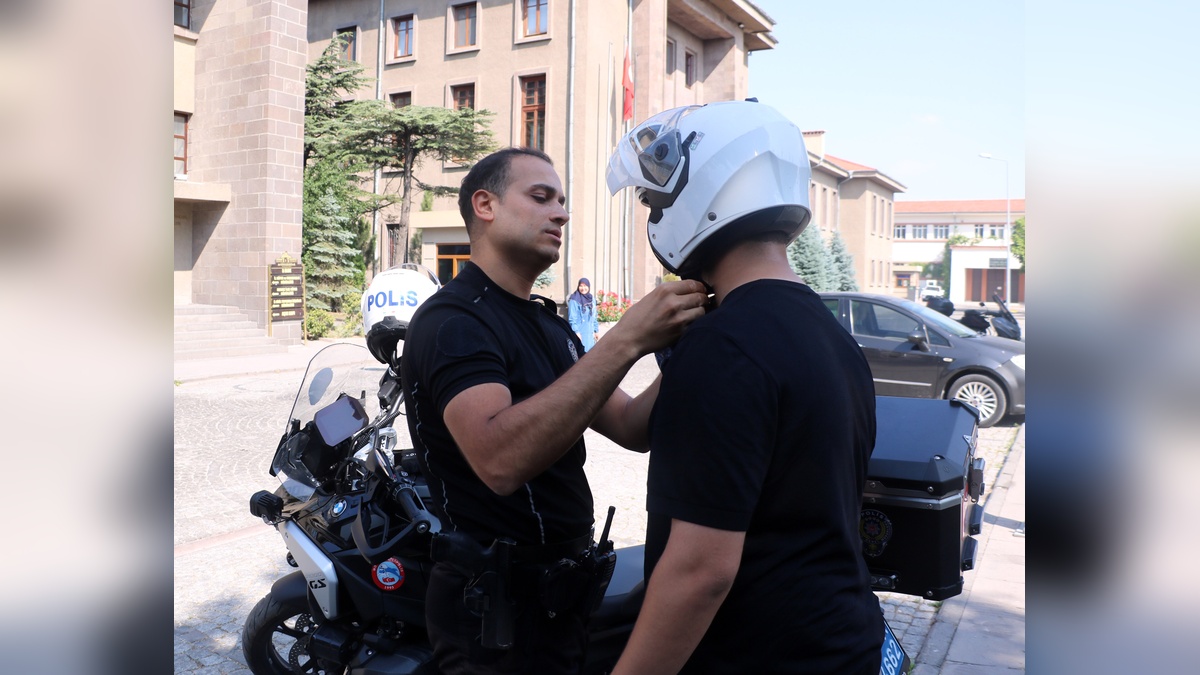 Afyonkarahisar'da polis, YKS sınavına geç kalan öğrencileri okula taşıdı