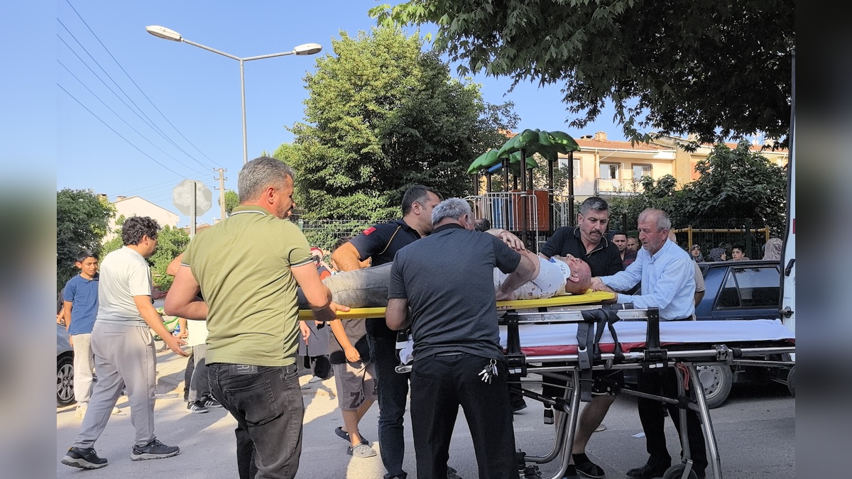 İnegöl'de motosiklet-otomobil kazası: 1 ağır yaralı