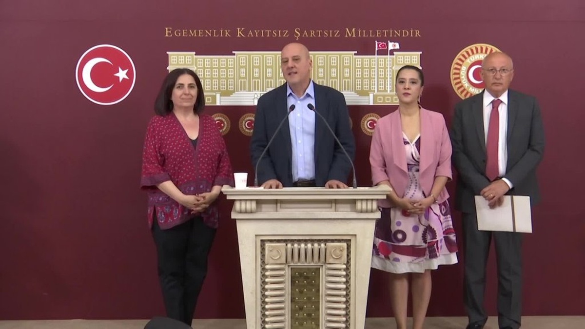 KRT TV çalışanları maaşlarını alamadıkları için iş bırakma eylemi başlattı