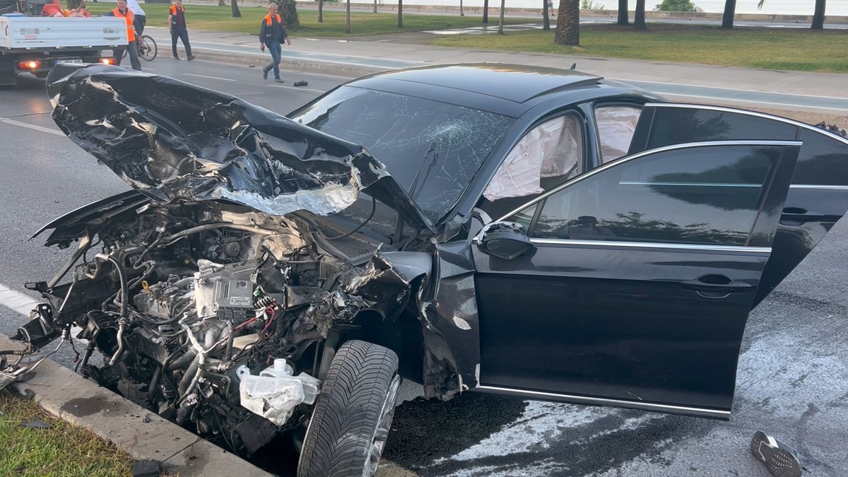 Kartal'da iki otomobil çarpıştı: 3 yaralı