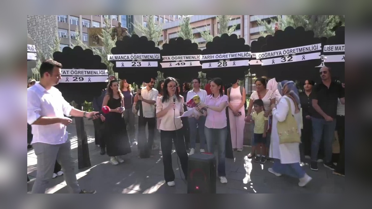 Ankara'da KPSS mağduru öğretmenler MEB önünde protesto: 40 bin öğretmen ataması ve adil branş dağılımı talep ediliyor