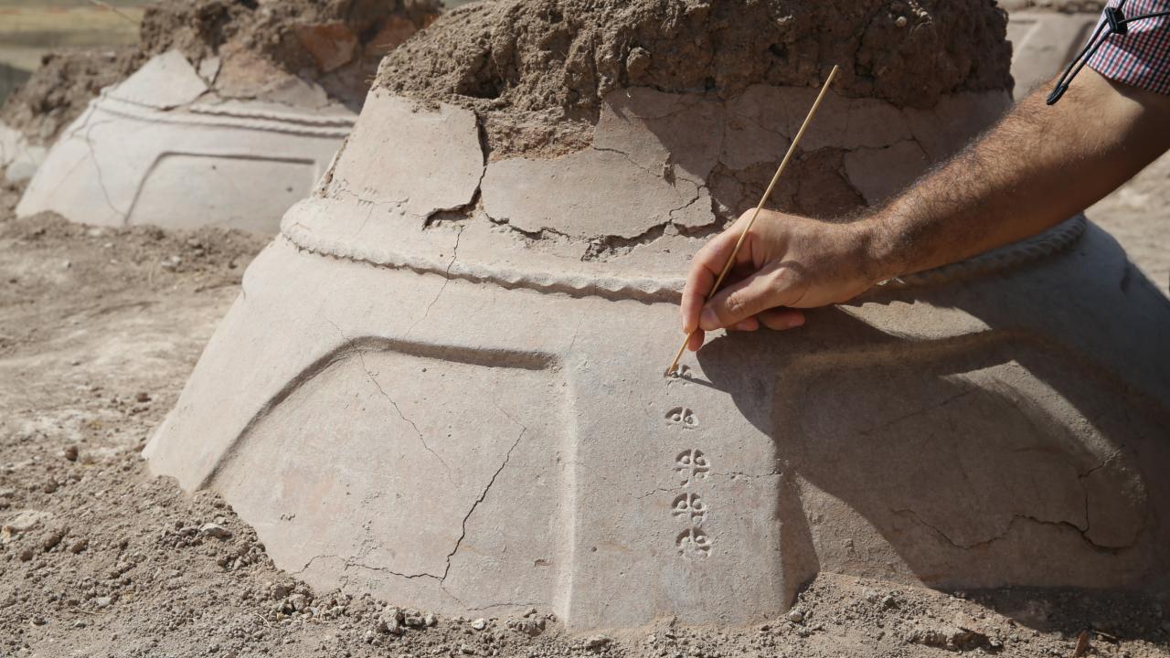 van-kevenli-kalesi-pithos-aa-2395171.jpg