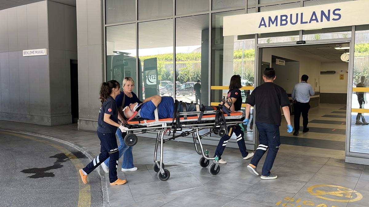 Kandıra'da trafik kazası: Çift yaralandı