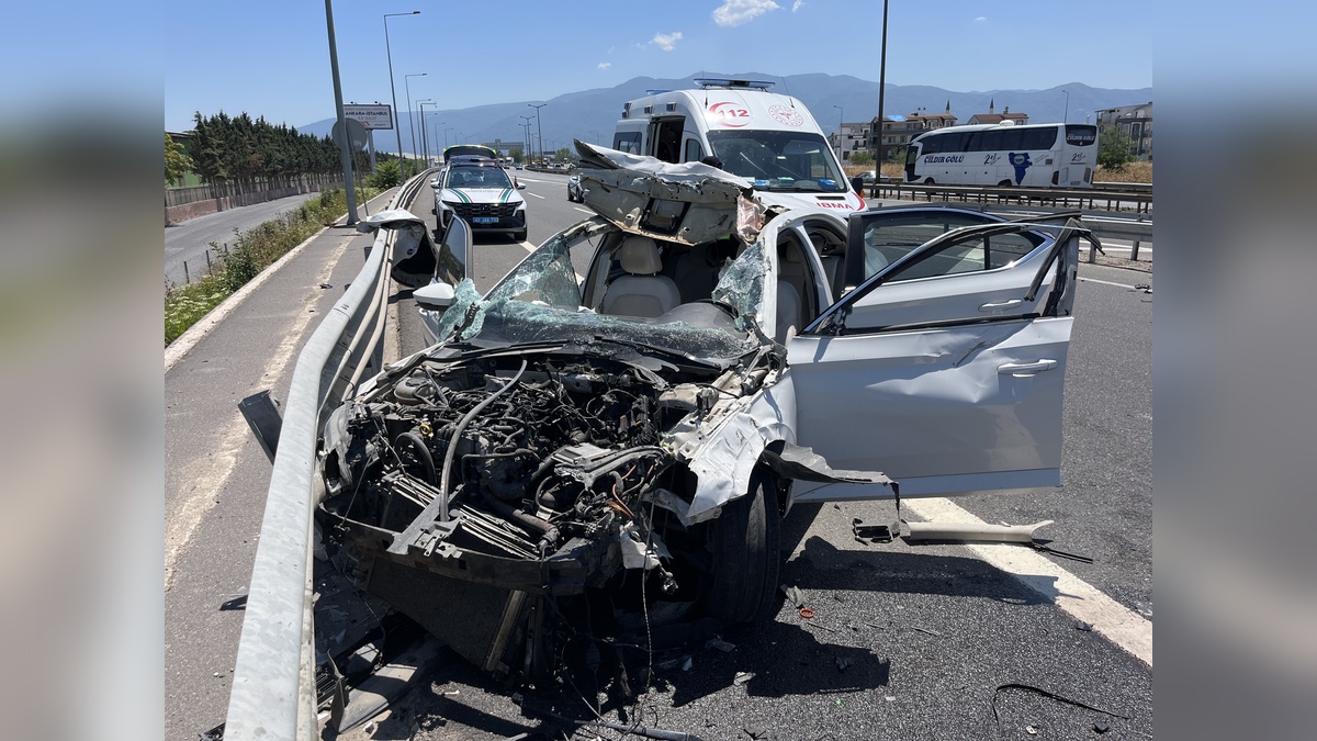 Kocaeli'nde aile faciasi: Bariyere çarpan otomobilde 4 yaralı