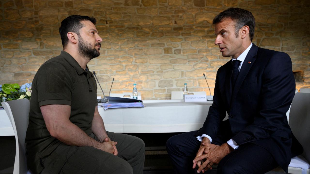 zelenskiy-macron-reu-2075155.jpg