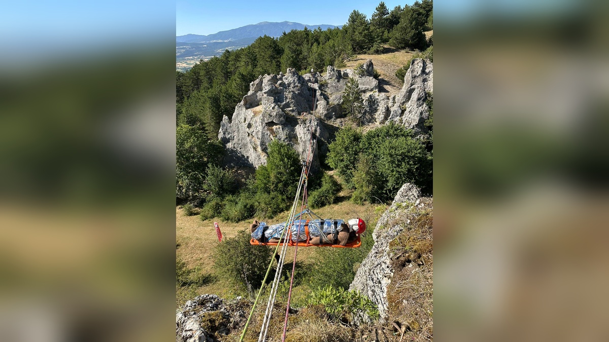 Bolu'da arama kurtarma eğitimi: Zorlu koşullarda yaralı kurtarma tatbikatı