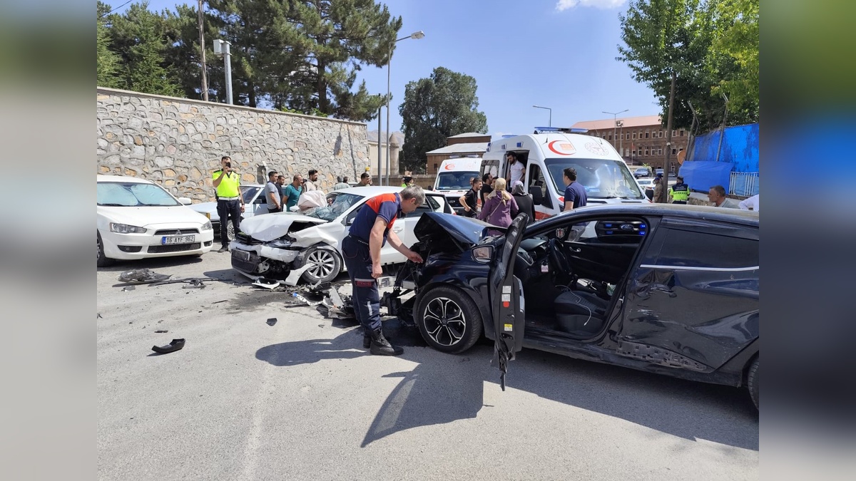Bitlis'te trafik kazası: 10 yaralı