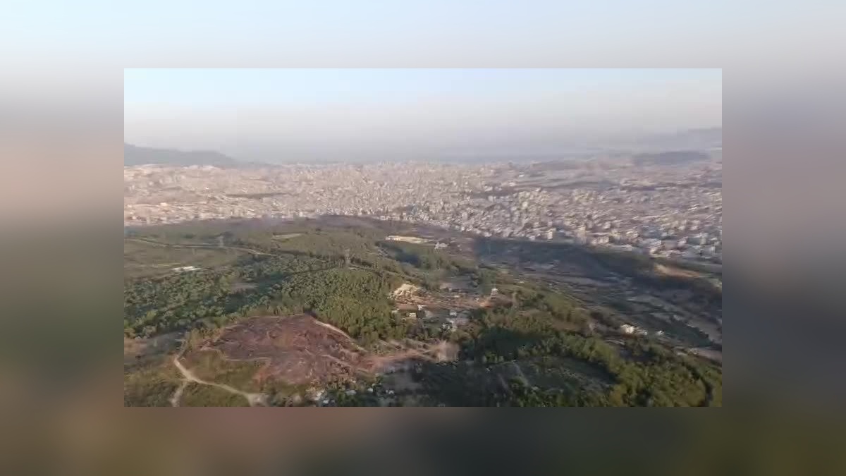 İzmir'in Buca ilçesinde servis aracı yangını kontrol altına alındı