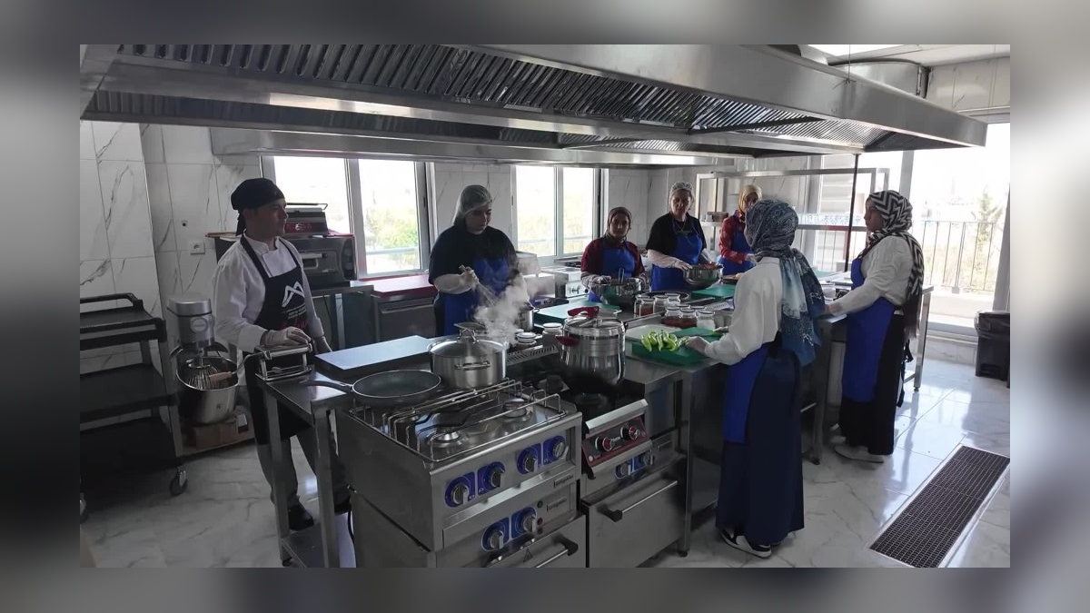 Mersin'de ücretsiz aşçılık kursu: Gençler ve kadınlar hayallerine bir adım daha yaklaşıyor