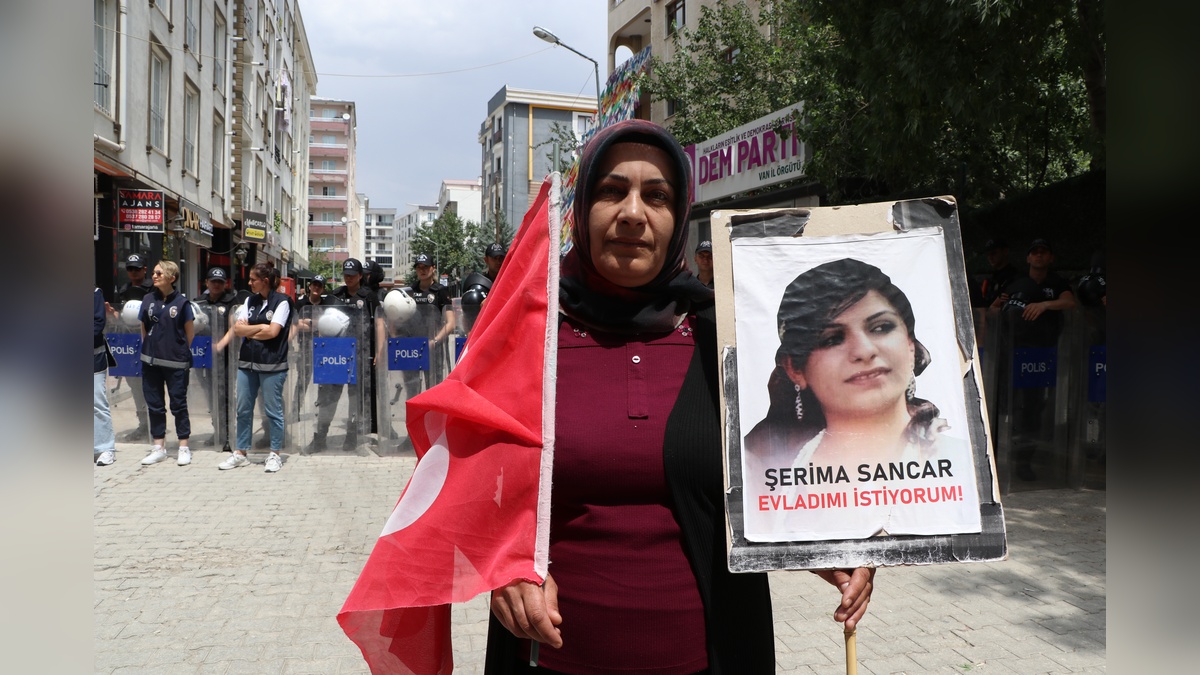 Van'da PKK tarafından kaçırılan çocuklar için 107. hafta eylemi