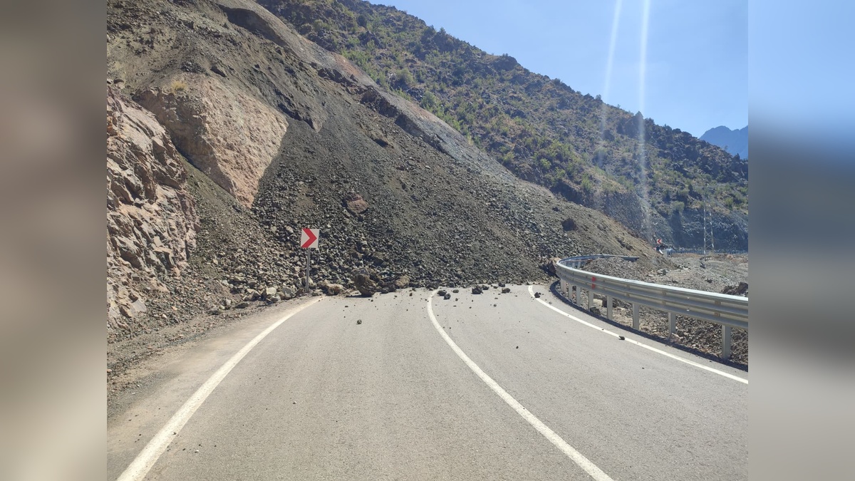 Artvin'in Yusufeli ilçesinde heyelan: Yusufeli-Artvin ve Yusufeli-Erzurum yolları kapandı