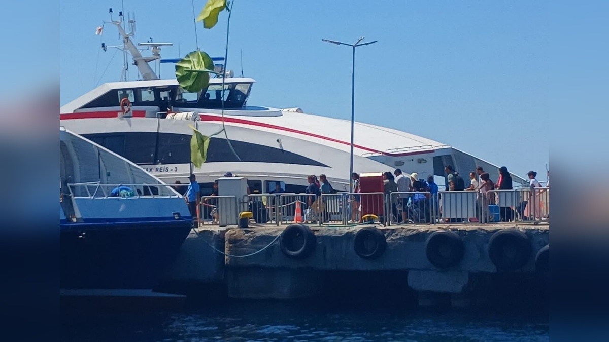 İDO feribotu Avşa Adası açıklarında kayaya çarptı