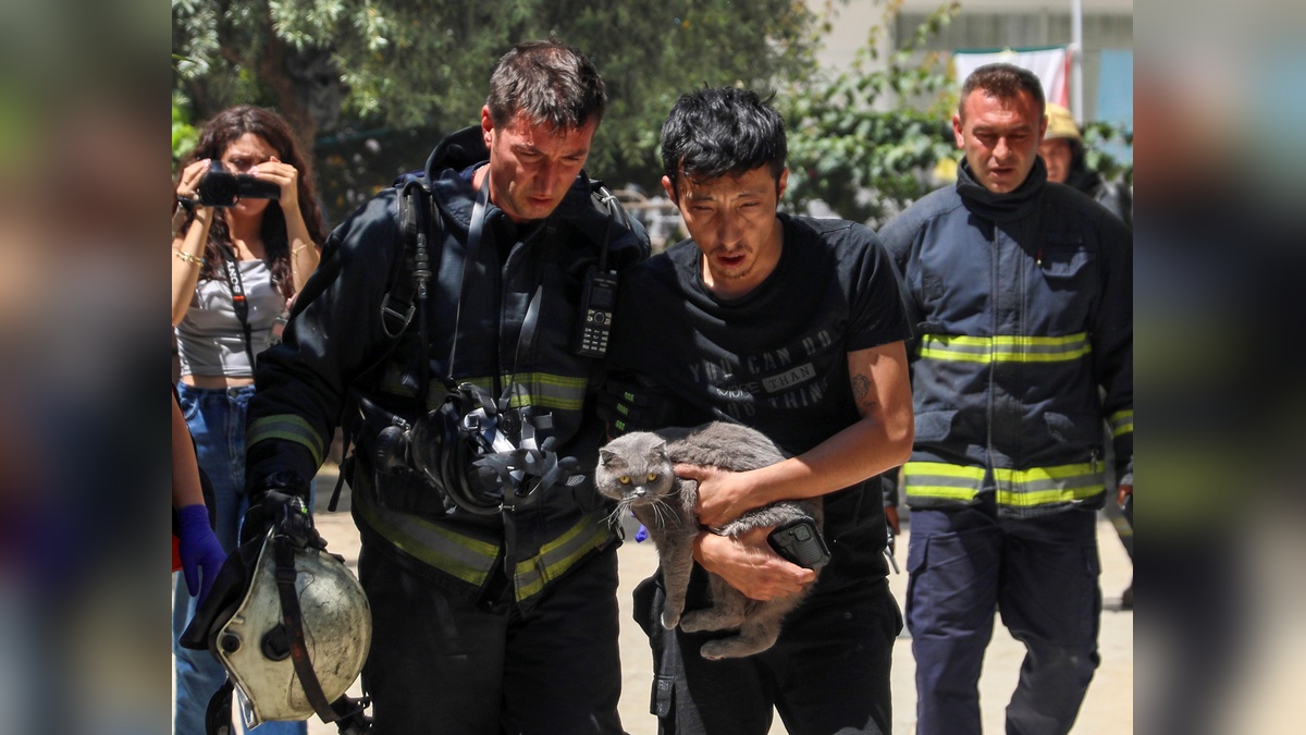 Antalya'da yangında balkonda mahsur kalan Sinan Kürşat Kaya kurtarıldı