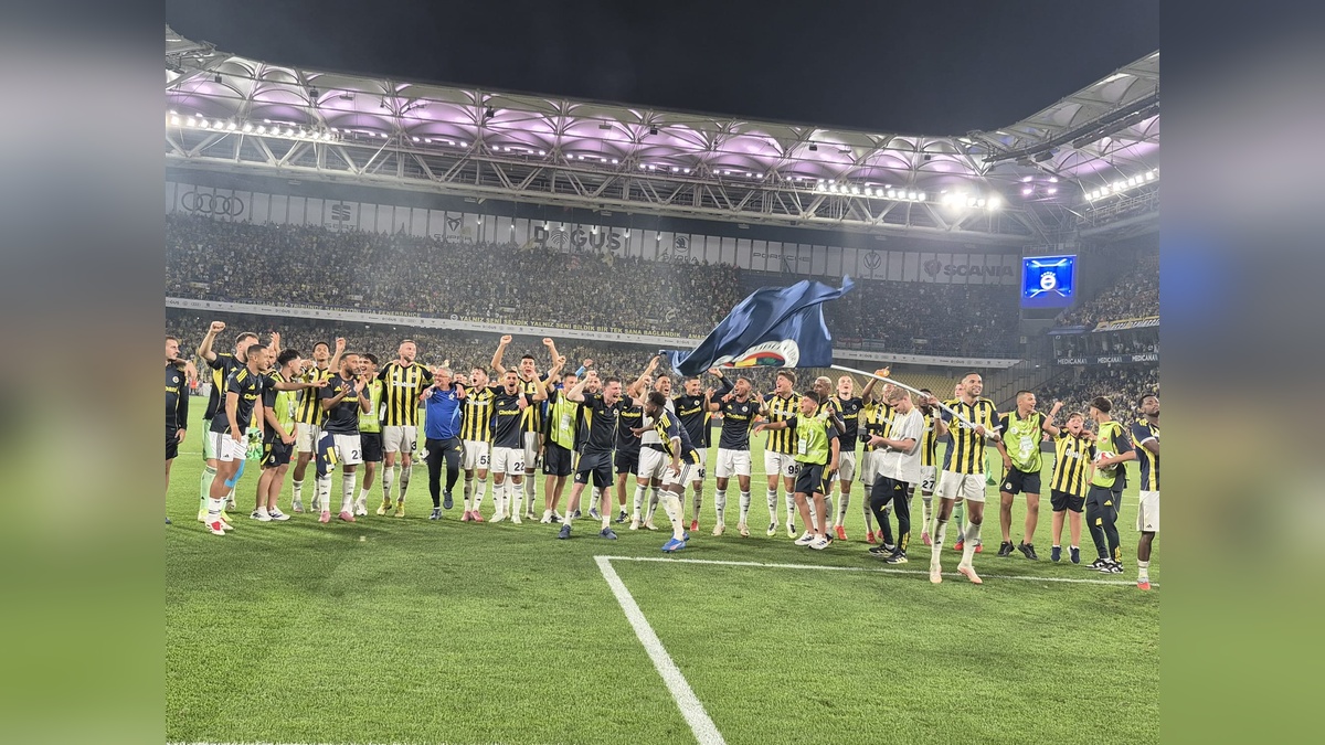 Fenerbahçe, Feyenoord'u 5-2 yenerek Şampiyonlar Ligi play-off turuna yükseldi