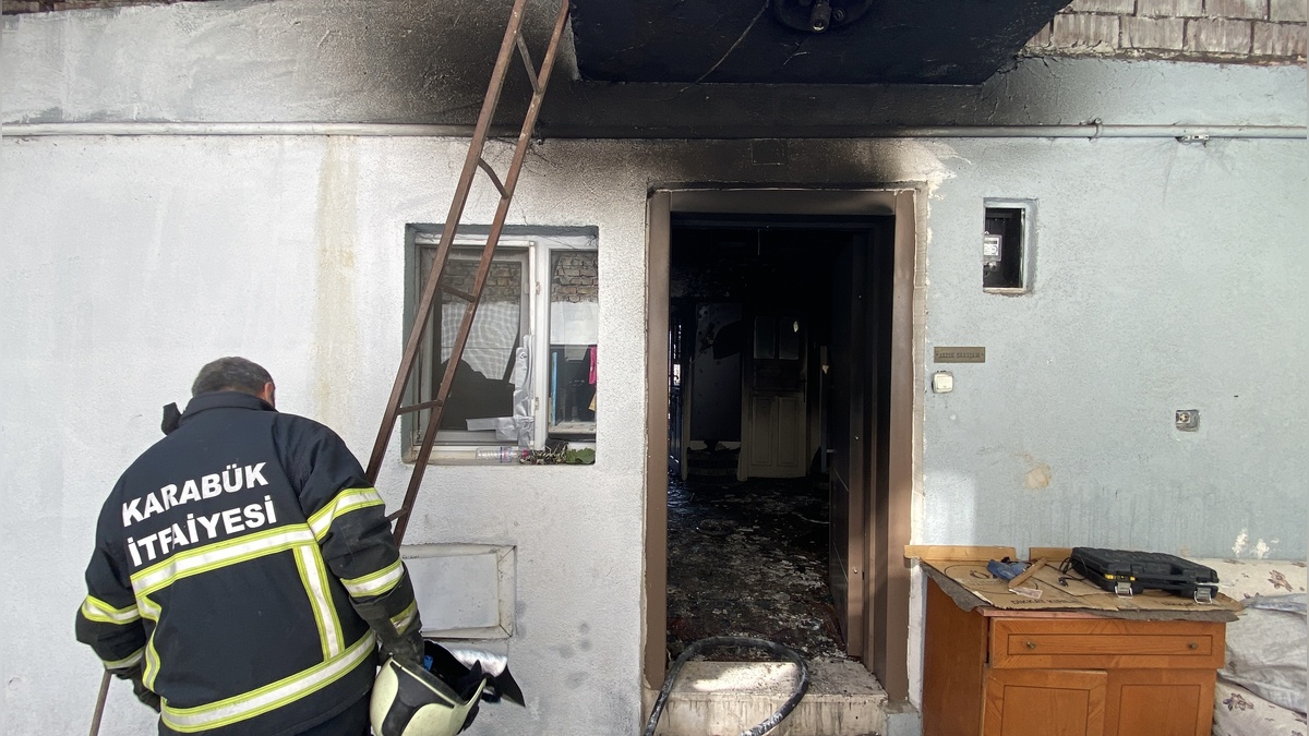 Karabük'te ev yanarak kullanılamaz hale geldi